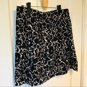 LOFT-B&W pattern skirt-size 8 -20”